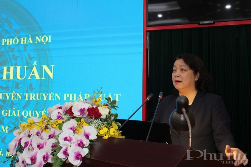 Đồng chí Nguyễn Thị Thu Thủy, Phó Chủ tịch Thường trực Hội LHPN Hà Nội phát biểu tại hội thảo