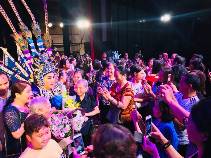 Khán giả vây kín NSƯT Kim Tử Long trong đêm diễn tại Hà Nội năm 2019, cho thấy tình yêu sân khấu nghệ thuật truyền thống vẫn còn đó	Ảnh: Thành Danh