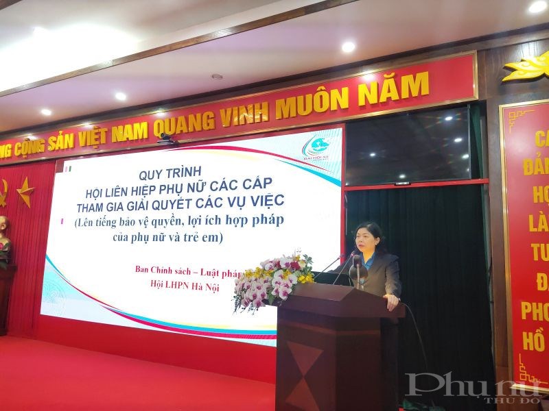 Đồng chí Dương Thị Lý Anh, Trưởng ban Luật pháp Chính sách Hội LHPN Hà Nội trao đổi về