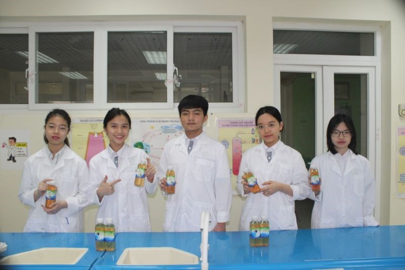 Nhóm học sinh lớp 9 trường THCS Thanh Xuân (Hà Nội) và sản phẩm nước súc miệngTX Green Nano 	Ảnh: NVCC