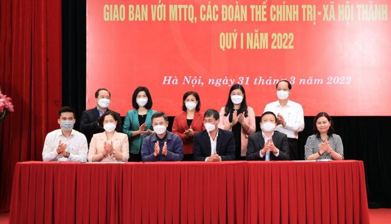 Lãnh đạo thành phố chứng kiến lễ ký kết giao ước thi đua Cụm thi đua Mặt trận Tổ quốc với các tổ chức chính trị - xã hội thành phố 2022	Ảnh: Quang Thái