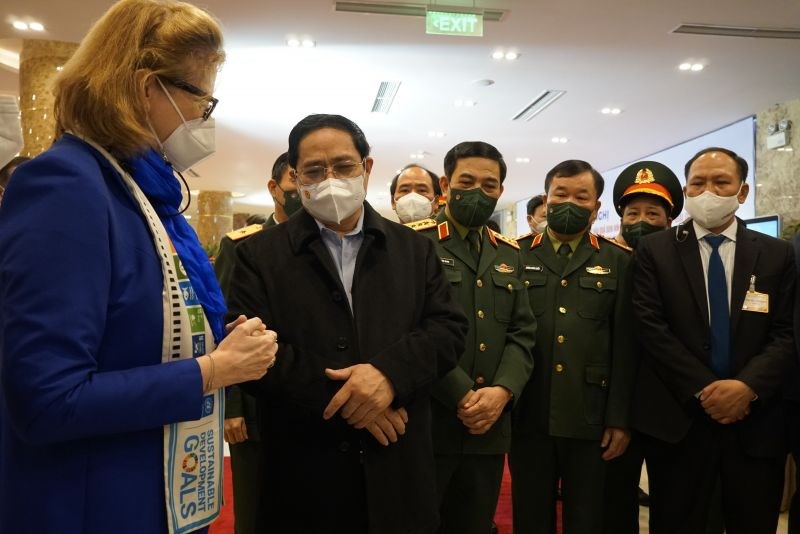 Thủ tướng Phạm Minh Chính trao đổi với các tổ chức quốc tế về công tác rà phá bom mìn sau chiến tranh ngày 17/2/2022 	Ảnh: Molisa