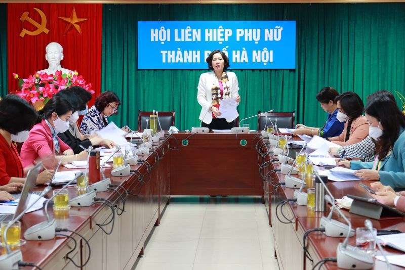 Đồng chí Lê Kim Anh, Thành uỷ viên, Chủ tịch Hội LHPN Hà Nội phát biểu tại Hội nghị