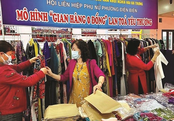 Hội LHPN phường Điện Biên, quận Ba Đình với mô hình “Gian hàng 0 đồng” tặng áo dài cho hội viên  khó khăn
