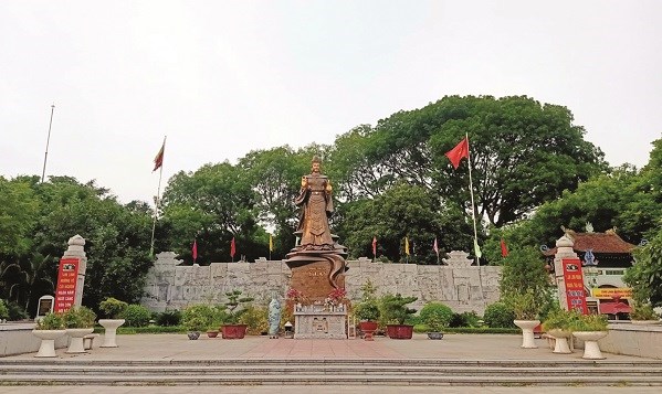 Bức tượng Nguyên phi Ỷ Lan làm bằng đồng nguyên khối - bức tượng nữ giới lớn nhất Việt Nam tại khuôn viên khu di tích lịch sử văn hoá đền Nguyên phi Ỷ Lan