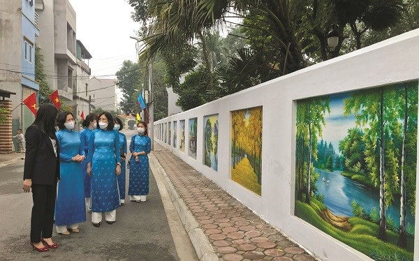 Đoàn công tác của Hội LHPN Hà Nội tham quan công trình tranh bích hoạ được thực hiện tại bức tường bao quanh khu di tích