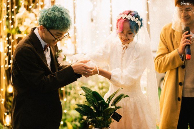 Cô dâu chú rể thực hiện nghi lễ trồng cây với ý nghĩa "gieo mầm hạnh phúc" trong tiệc cưới.