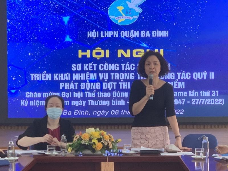 Đồng chí Đinh Thị Phương Liên, Quận ủy viên, Chủ tịch Hội LHPN quận Ba Đình  phát biểu tại Hội nghị