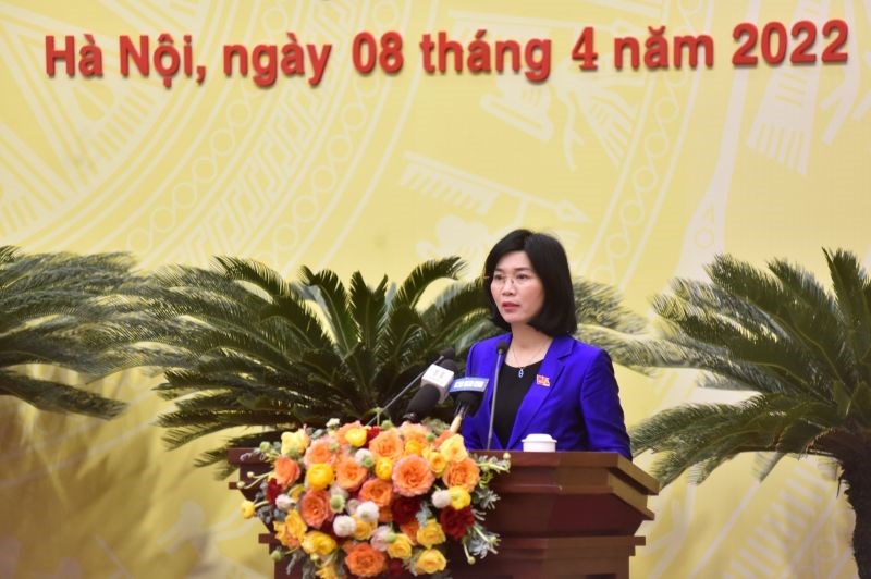 Phó Chủ tịch Thường trực HĐND TP Phùng Thị Hồng Hà báo cáo tổng hợp thảo luận của các đại biểu HĐND tại 5 tổ về các Nghị quyết được xem xét, thông qua tại kỳ họp