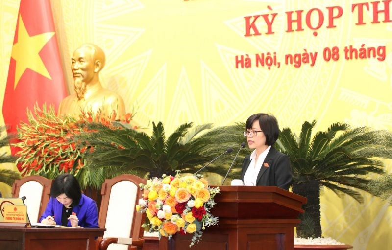 Trưởng ban Kinh tế - Ngân sách HĐND TP Hồ Vân Nga trình bày báo cáo thẩm tra