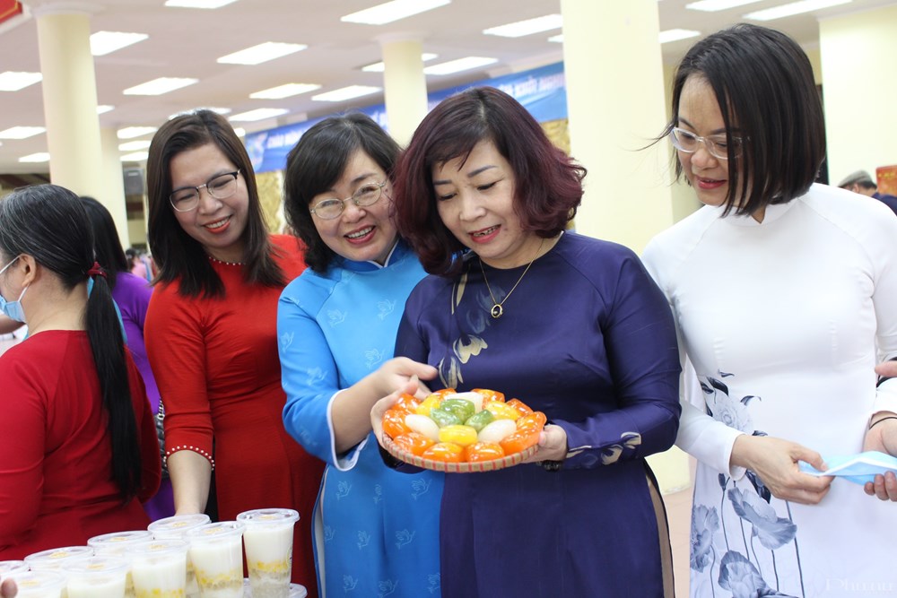 Lãnh đạo Hội LHPN TP Hà Nội và quận Bắc Từ Liêm tham quan các gian hàng trưng bày sản phẩm phụ nữ khởi nghiệp