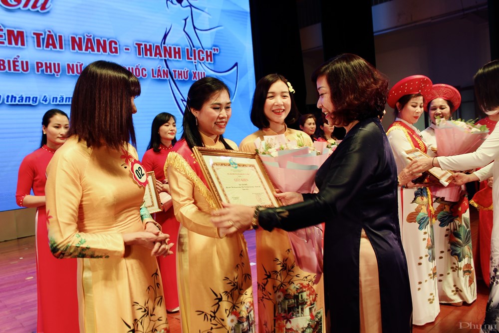 Đồng chí Lê Thị Thiên Hương, Chủ tịch Hội LHPN TP Hà Nội trao giấy khen cho đội giành giải Đặc biệt