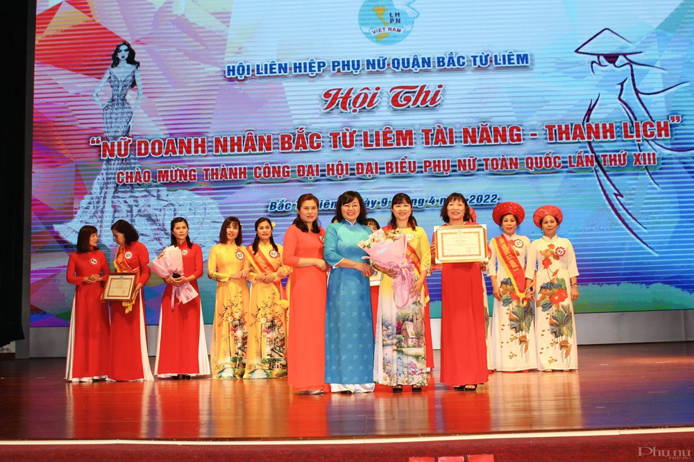 Chủ tịch Hội LHPN quận Bắc Từ Liêm Bùi Thị Trinh trao giải Nhì cho đội thi phường Đông Ngạc
