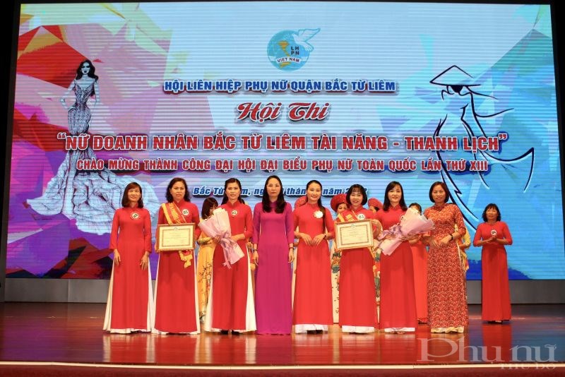 Giải Ba được trao cho hai đội thi phường Phú Diễn và Thượng Cát