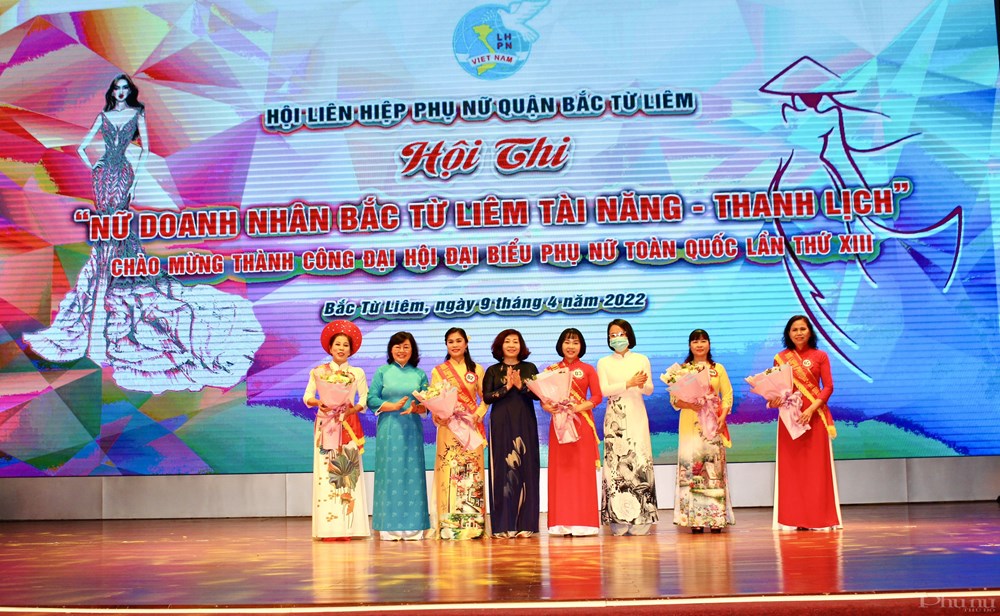 Các đồng chí lãnh đạo Hội LHPN TP Hà Nội và quận Bắc Từ Liêm tặng hoa cho các đội thi