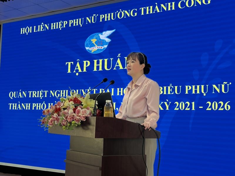 đồng chí Hoàng Thu Hồng, Ủy viên Thường vụ, Trưởng ban Tuyên giáo Hội LHPN Hà Nội giới thiệu tổng quan Nghị quyết Đại hội đại biểu phụ nữ thành phố lần thứ XVI