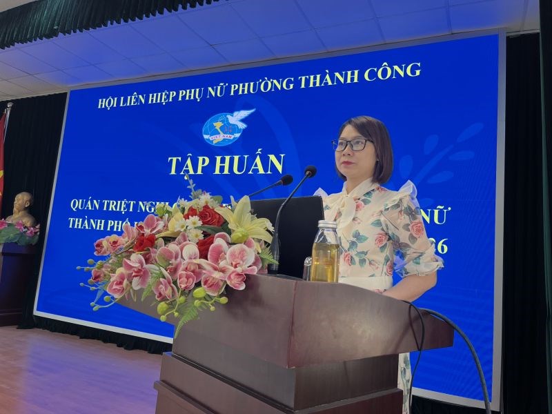 Đồng chí Đinh Thu Hương, Đảng ủy viên, Chủ tịch Hội LHPN phường Thành Công phát biểu khai mạc tại Hội nghị tập huấn