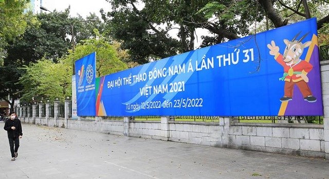 Đường phố Hà Nội được trang trí áp phích kích thước lớn cổ động SEA Games 31. Ảnh: Nguyễn Quang