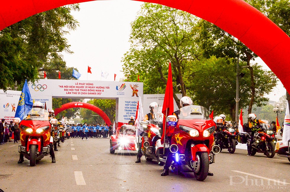 Đoàn xe mô tô phân khối lớn dẫn đầu đoàn diễu hành tại hồ Hoàn Kiếm