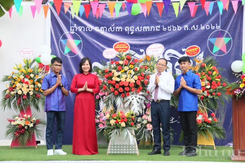 Ngài Chay Navuth - Đại sứ đặc mệnh toàn quyền Vương quốc Campuchia tại Việt Nam tặng hoa chúc mừng các lưu học sinh Campuchia nhân dịp Tết cổ truyền của đất nước.