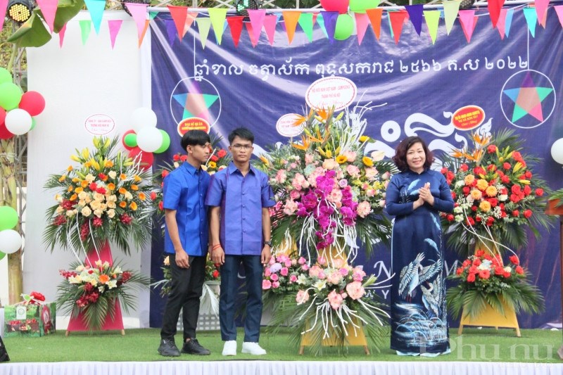 Đại diện Hội Hữu nghị Việt Nam-Campuchia TP Hà Nội, bà Lê Thị Thiên Hương gửi tặng hoa, quà và lời chúc mừng năm mới tốt đẹp tới các lưu học sinh cùng nhân dân Campuchia.