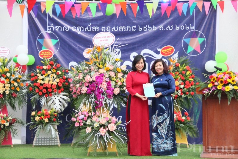 Trong dịp này, Hội LHPN Hà Nội cũng có món quà gửi tặng trường Hữu nghị 80, chúc các thầy cô tiếp tục phát huy và làm tốt công việc giảng dạy.