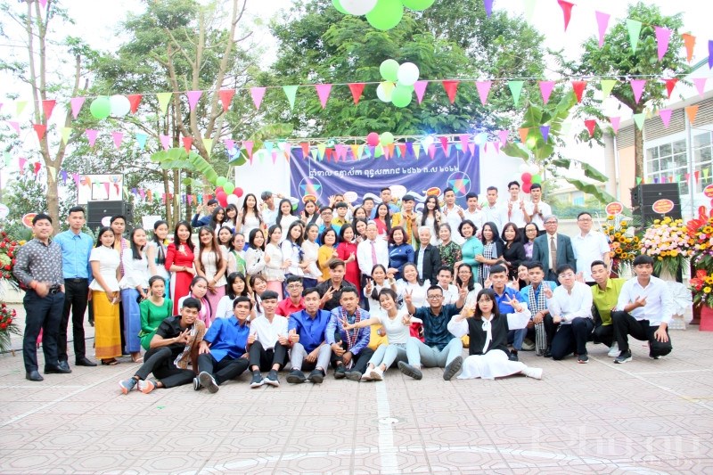 Các đại biểu chụp ảnh lưu niệm cùng đông đảo lưu học sinh Campuchia tại Việt Nam.