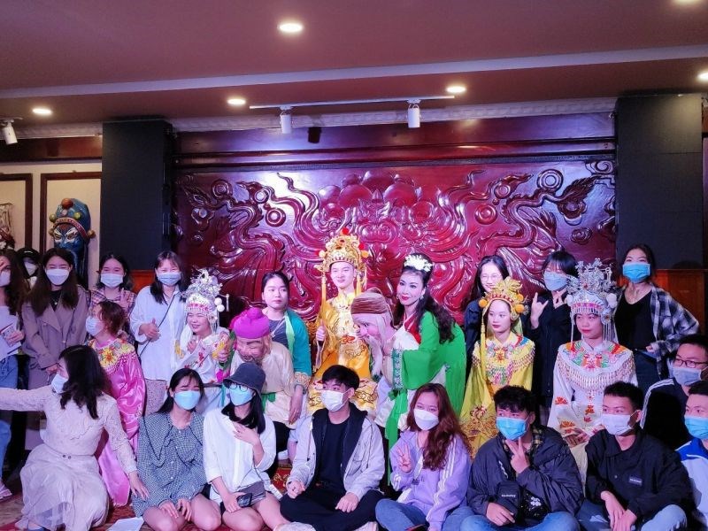 Sinh viên đại học Văn hoá Hà Nội hào hứng trong buổi tìm hiểu nghệ thuật Tuồng tháng 3/2022	Ảnh: NHT