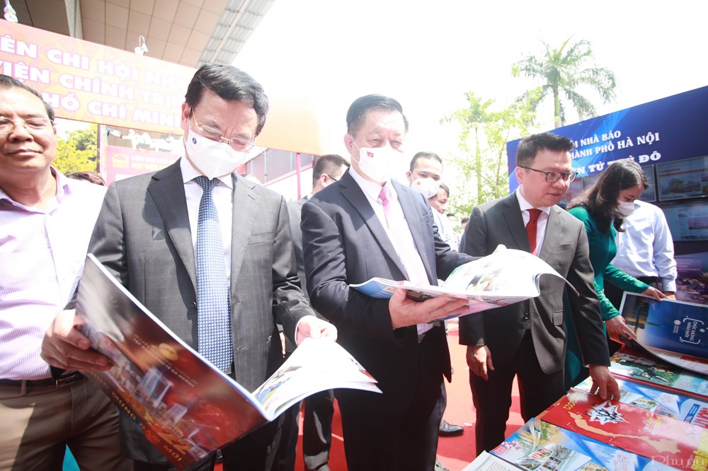Các đồng chí lãnh đạo Đảng, Nhà nước thăm gian trưng bày báo chí của Hội Nhà báo Hà Nội tại Hội báo toàn quốc 2022.