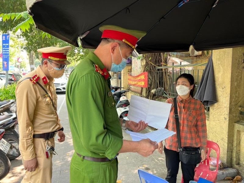 Công an quận Hoàn Kiếm, Hà Nội ra quân chỉnh trang đô thị, xử phạt nhiều cơ sở giữ xe trái phép