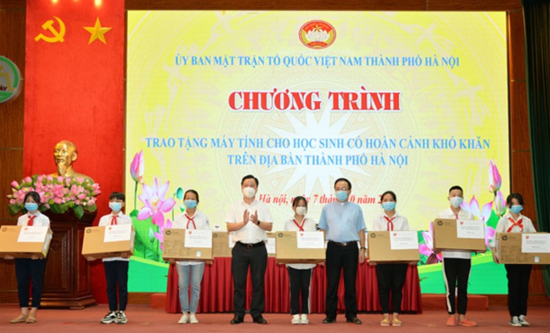 Đại diện Ủy ban Mặt trận Tổ quốc Việt Nam thành phố Hà Nội và nhà tài trợ trao tặng máy tính cho học sinh có hoàn cảnh khó khăn