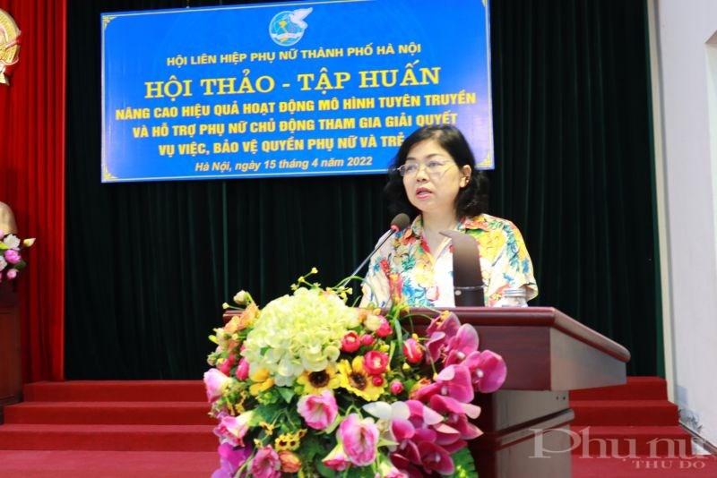 Đồng chí Dương Thị Lý Anh, Trưởng ban Chính sách Luật pháp, Hội LHPN TP Hà Nội tập huấn kỹ năng cho các cán bộ Hội