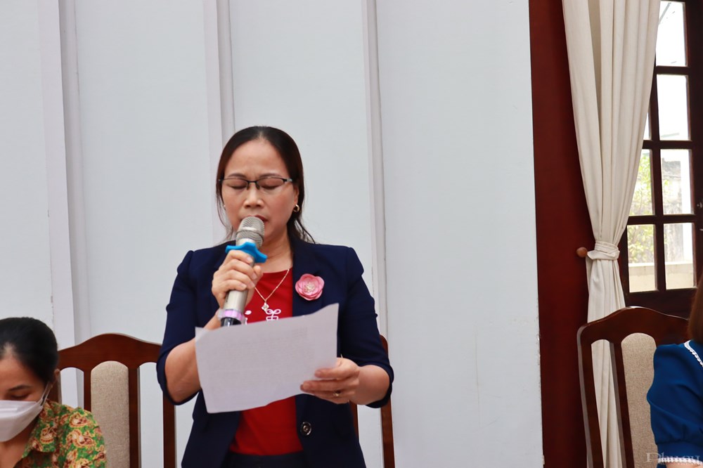Đồng chí Nguyễn Thị Vi, Chủ tịch Hội LHPN xã Phú Túc, huyện Phú Xuyên chia sẻ về mô hình làng quê an toàn tại xã Phú túc