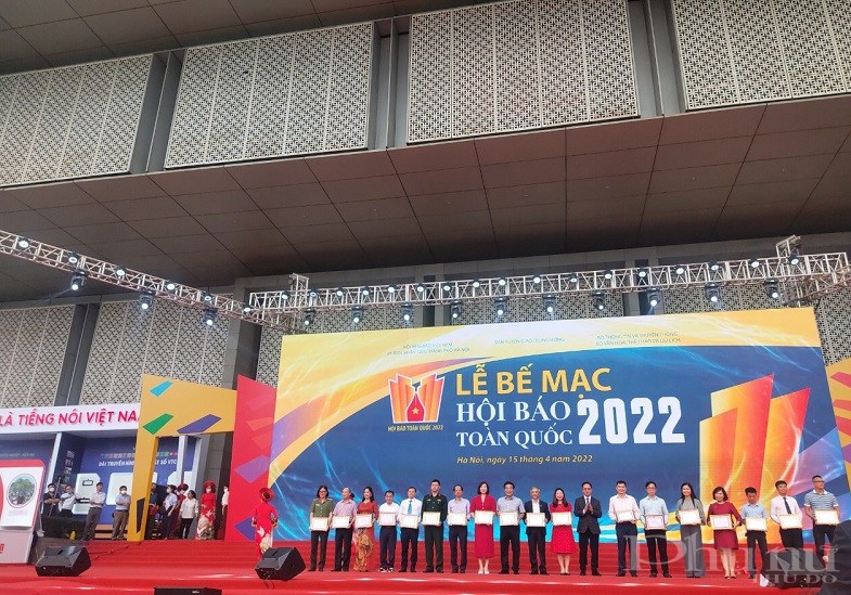 Nhân dịp này, BCT đã trao tặng Giấy khen cho  18 đơn vị có đóng góp vào thành công của Hội báo 2022.