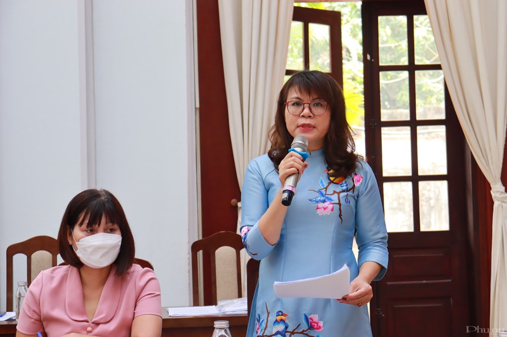 Đồng chí Bùi Thị Phương Hoa, Phó Chủ tịch Hội LHPN huyện Thanh Trì chia sẻ tại hội thảo