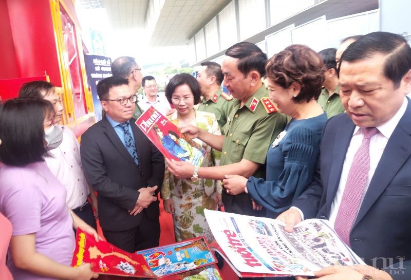 Các đại biểu thăm quan gian hàng của Hội nhà báo Hà Nội