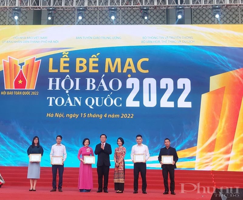 Đồng chí Nguyễn Trọng Nghĩa, Bí thư TƯ Đảng, Trưởng ban Tuyên giáo TƯ trao giải A cho các đơn vị đoạt giải