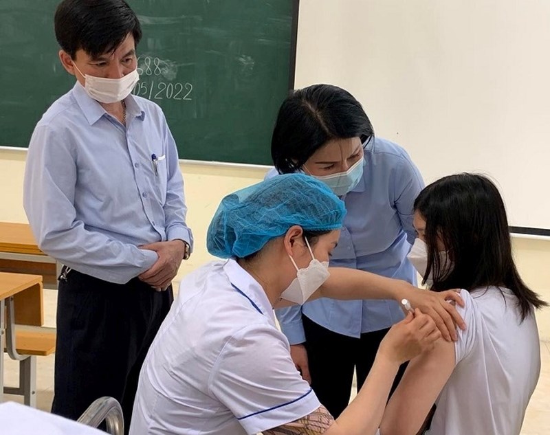 TS Trần Thị Nhị Hà - Giám đốc Sở Y tế Hà Nội kiểm tra quy trình tiêm chủng cho trẻ từ 5 đến dưới 12 tuổi tại Trường THCS Lê Quý Đôn (Hà Đông). (Thắng Đạt)