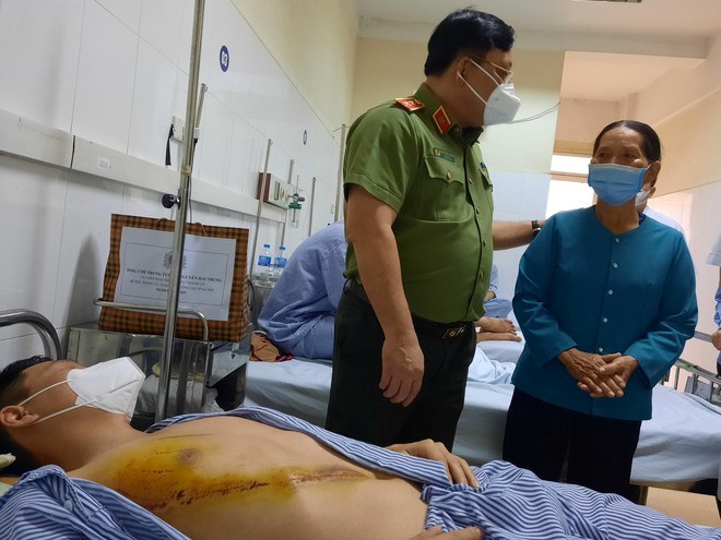 Trung tướng Nguyễn Hải Trung thăm hỏi, động viên Thượng úy Hoàng Văn Đạt tại bệnh viện