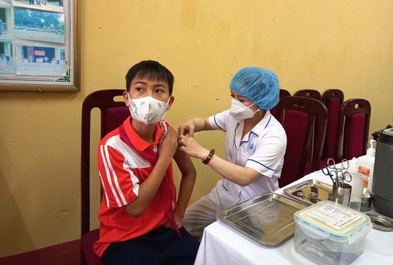 Tiêm vắc-xin phòng Covid-19 cho học sinh lớp 6 tại trường THCS Việt Long, huyện Sóc Sơn, Hà Nội.