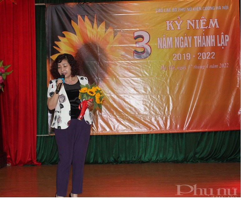 Đồng chí Lê Thị Thiên Hương, Phó Chủ tịch Hội LHPN Hà Nội đã gửi tặng chị em thành viên CLB bài hát 