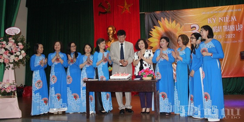 Đồng chí Lê Thị Thiên Hương, Phó Chủ  tịch Hội LHPN Hà Nội cùng các đại biểu và các chị em trong C