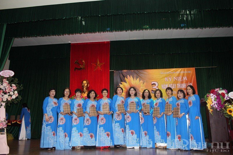 Ngoài việc tự chăm lo hỗ trợ nhau, các thành viên trong nhóm Phụ nữ kiên cường Hà Nội còn có nhiều hoạt động hỗ trợ cộng đồng.
