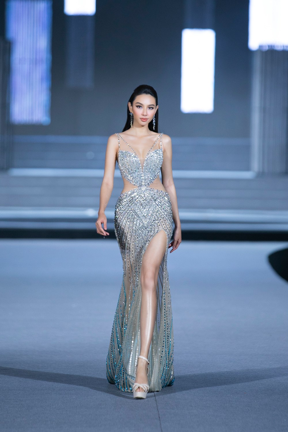Sự xuất hiện của Hoa hậu Hoà bình thế giới Nguyễn Thúc Thuỳ Tiên