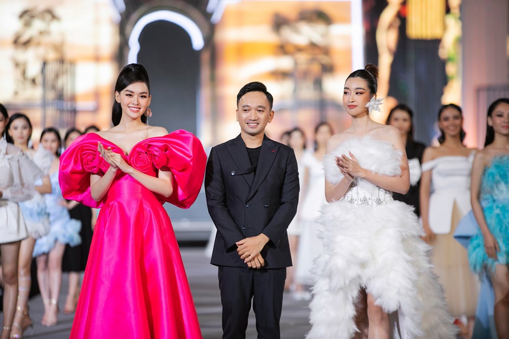 Cùng với Hoa hậu Đỗ Hà, Á hậu Tường San, các thí sinh Miss World VietNam trình diễn BST của NTK Lê Ngọc Lâm
