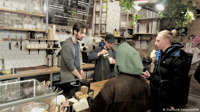 Các quán cà phê và nhà hàng ở Kiev bắt đầu thu hút nhiều khách hàng hơn.