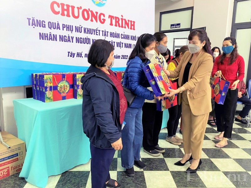 Đồng chí Bùi Thị Ngọc Thúy trao quà cho  các chị em phụ nữ khuyết tật, yếu thế.