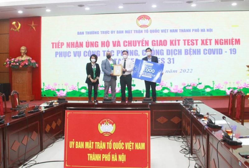 Đại diện Ủy ban MTTQ TP Hà Nội tiếp nhận ủng hộ của Công ty Cổ phần Dược phẩm Pharmacity