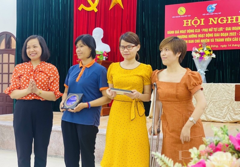 Đồng chí Lại Hà Phương - Chủ tịch Hội LHPN quận Hà Đông (thứ 2, từ trái qua) và đại diện Ban Chủ nhiệm CLC Phụ nữ tự lực nhiệm kỳ 2022-2027 tặng quà chia tay thành viên Chủ nhiệm CLB nhiệm kỳ 2017-2022.