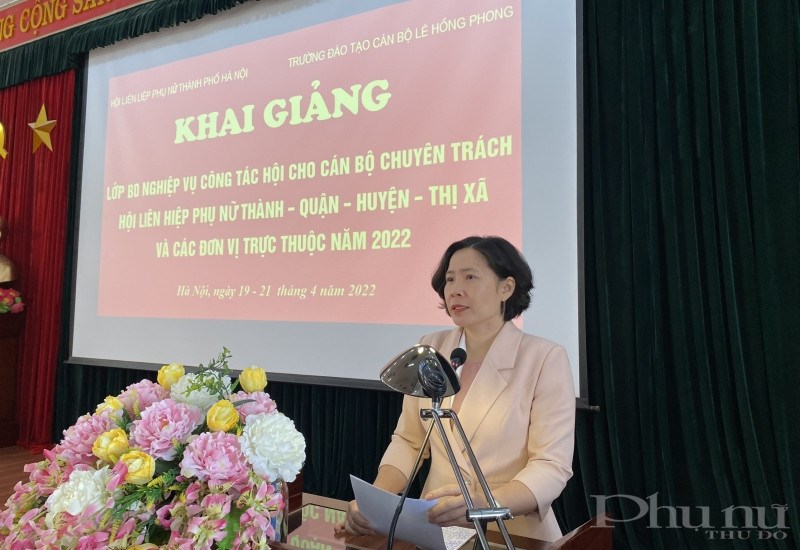 Đồng chí Lê Kim Anh - Chủ tịch Hội LHPN Hà Nội phát biểu tại lễ khai giảng khóa tập huấn.